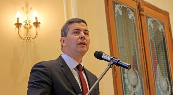 Peña saca la obligatoriedad de foto presidencial en oficinas estatales
