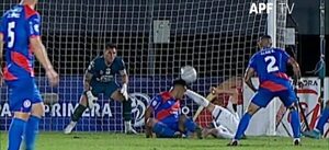 “Contacto por acción de juego”: El análisis arbitral de la jugada entre Clar y Alfio   - Cerro Porteño - ABC Color