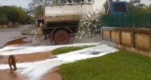 La Nación / Peculiar protesta: productor derramó miles de litros de leche cortada en sede de la Ande