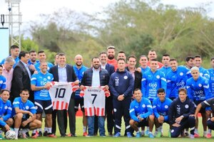 Versus / La Selección Paraguaya recibió la visita del Presidente de la República en Albiróga