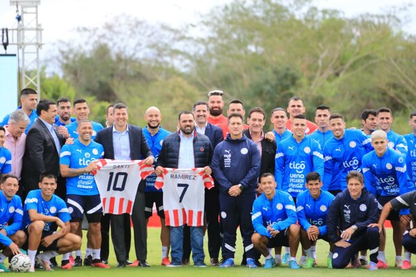 Versus / La Selección Paraguaya recibió la visita del Presidente de la República en Albiróga