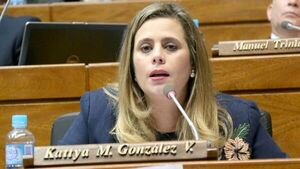 Kattya critica falta de tiempo para tratar proyecto que busca eliminar aranceles consulares