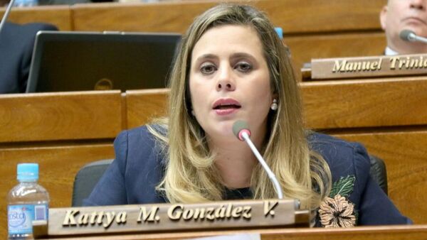 Kattya critica falta de tiempo para tratar proyecto que busca eliminar aranceles consulares