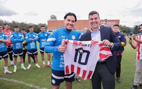 Santi Peña visitó a peloteros de la Albirroja