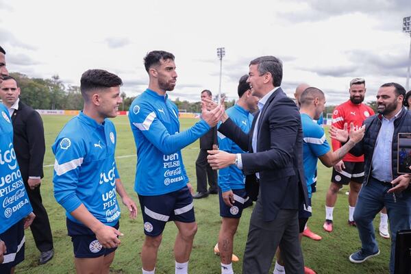 Albirroja entrena, almuerza con el Presidente Peña y se instala en el Este - La Tribuna