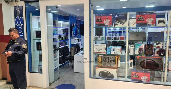La Nación / Brasileño denunció coacción y robo de R$ 400 en un local de un centro comercial
