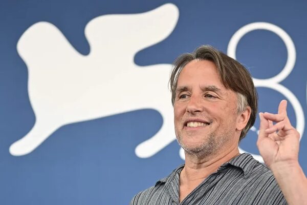 Linklater divierte en Venecia con “Hit Man”: un crimen entre el espejismo de la identidad - Cine y TV - ABC Color