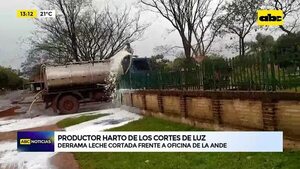 Video: Productor harto de los cortes de luz derrama leche cortada frente a la oficina de la ANDE - ABC Noticias - ABC Color