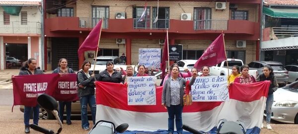 Mujeres se manifiestan ante aumento de violencia hacia ellas - Nacionales - ABC Color