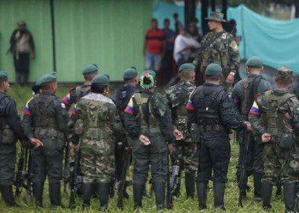 Colombia reanuda negociaciones con las ex-FARC mafia, pero la violencia persiste
