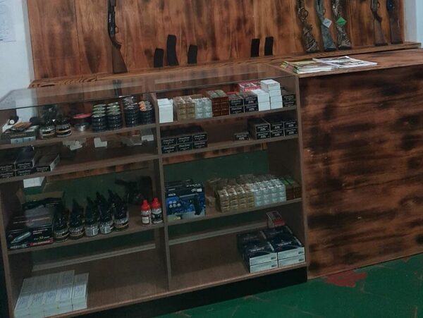 Diario HOY | Delincuentes hurtan más de 20 armas de un comercio