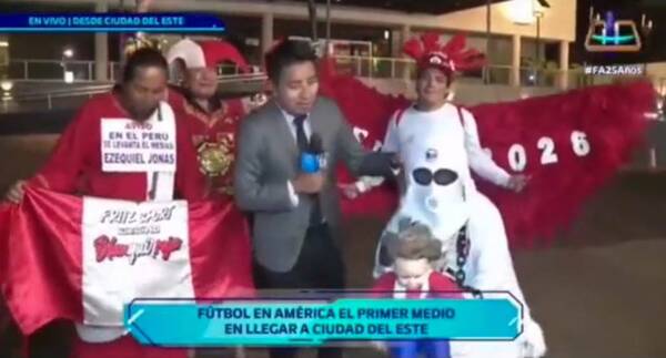 ¡Lo que nos faltaba!: Hinchas peruanos se burlan de Paraguay con un fantasma que trae a su “hijo”