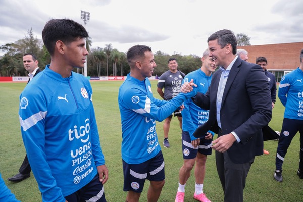 Santiago Peña brindó su apoyo a la Albirroja en Ypané - trece