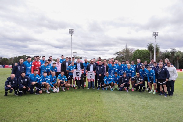 Santiago Peña visitó a la Albirroja: “Se inicia un nuevo sueño” - Unicanal