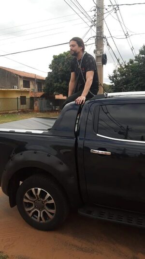 Hombre se encadena a la camioneta de la mujer que supuestamente le chocó - Policiales - ABC Color