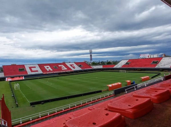 Versus / Prensa peruana lanza fuertes críticas al estadio "Antonio Aranda" de Ciudad del Este