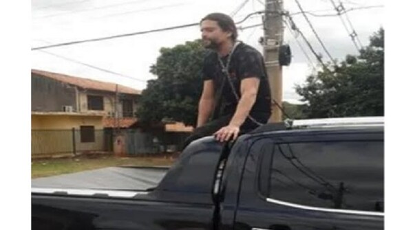 Hombre se encadena a la camioneta de la mujer que supuestamente le chocó - Noticiero Paraguay