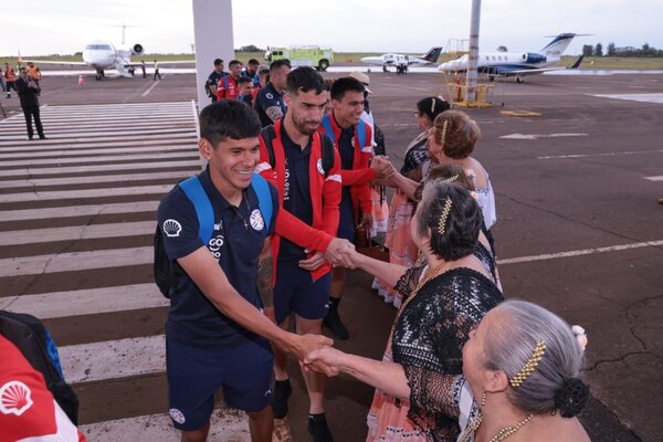 Versus / La Albirroja ya está en Ciudad del Este y fue recibido a lo grande