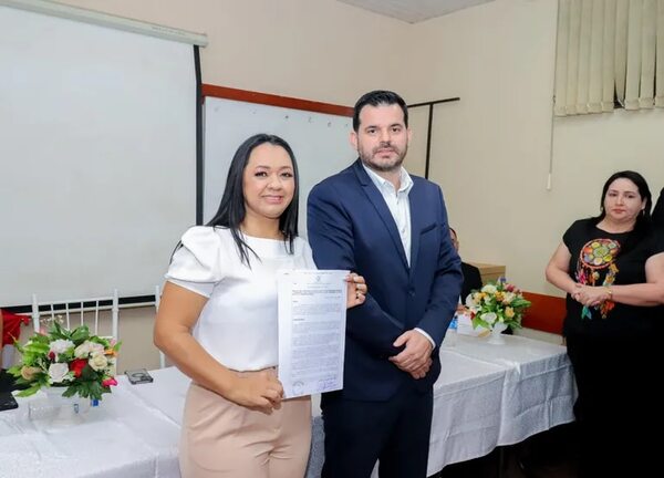 Asume nueva titular de la Décima Región Sanitaria en un acto con tinte político - ABC en el Este - ABC Color