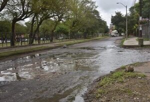 Estudiantes y vecinos deben soportar “ríos” de cloacas y baches en Asunción - Nacionales - ABC Color