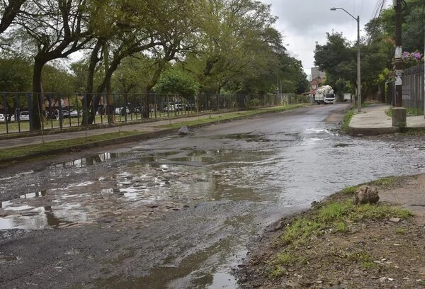 Estudiantes y vecinos deben soportar “ríos” de cloacas y baches en Asunción - Nacionales - ABC Color