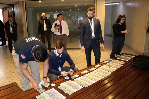 Prisión y arresto para dos funcionarios que pidieron dinero para agilizar trámites en el Tesoro - La Tribuna
