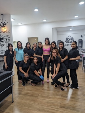 Laurys Dyva deslumbra a sus fans en un conocido salón de belleza de Concepción