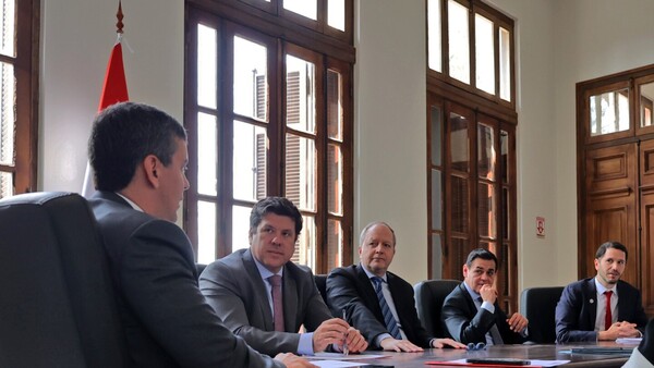 Opositores cuestionan “negociadores a medio tiempo” para Itaipú