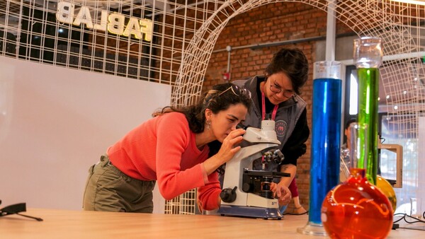 Museo ofrece tour sobre bacterias para alertar sobre automedicación