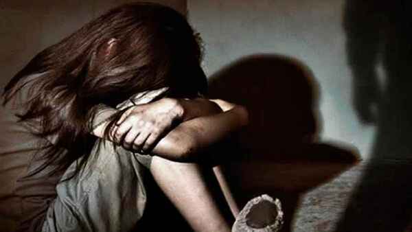 Detienen a un hombre por el presunto abuso de su hija de 15 años