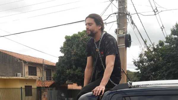 Se encadenó por la camioneta de la mujer que lo atropelló para exigir justicia