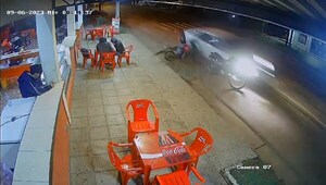 Policía borracho chocó contra una motocicleta y huyó en Coronel Bogado