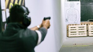 ¿Cuáles son los errores comunes que se deben evitar al manejar armas de fuego?