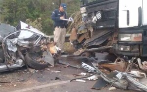 Choque entre un automóvil y un camión de gran porte deja dos fallecidos en Emboscada – Prensa 5