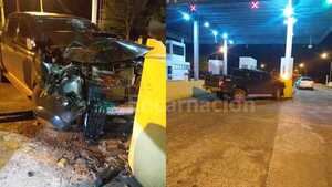 Conductor se estrella contra puesto de peaje de Coronel Bogado