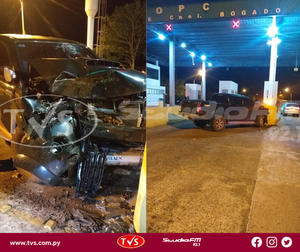 CONDUCTOR PERDIÓ EL CONTROL E IMPACTÓ CONTRA BLOQUE DE CONCRETO DEL PEAJE DE CORONEL BOGADO
