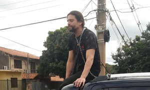 Se encadenó por la camioneta de la mujer que lo atropelló, para exigir justicia
