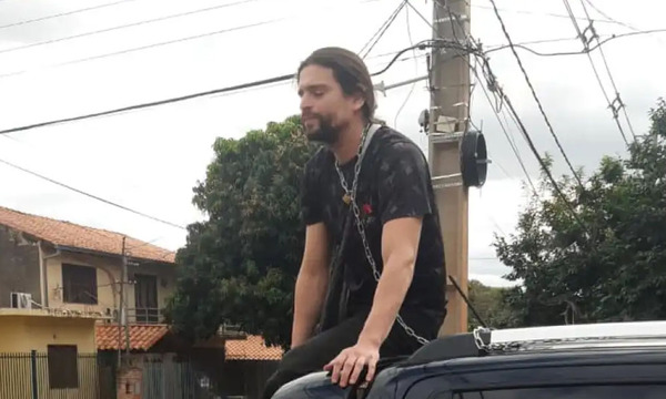 Se encadenó por la camioneta de la mujer que lo atropelló, para exigir justicia