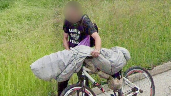 Diario HOY | ¿Lleva un cadáver? Se viraliza foto de un misterioso hombre en bicicleta