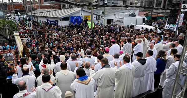 La Nación / Desagravian al papa Francisco frente a críticas de Milei