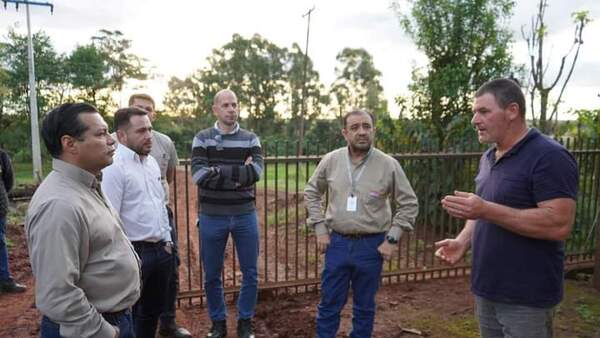 Titular de la ANDE promete a pobladores mejorar suministro eléctrico en María Auxiliadora