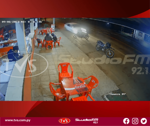 EFECTIVO POLICIAL EBRIO EMBISTIÓ A UNA MOTOCICLETA ESTACIONADA FRENTE A UN LOCAL GASTRONÓMICO EN CORONEL BOGADO