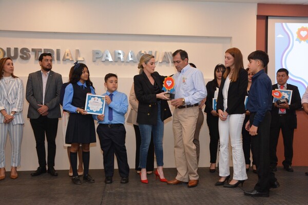 Fundación Dequení reconoce a los profes que “dejan huellas” - trece