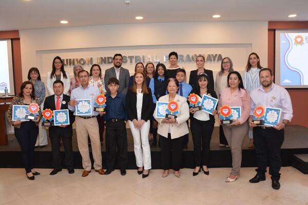 Dejando Huellas: Fundación Dequení reconoce labor de docentes - Unicanal