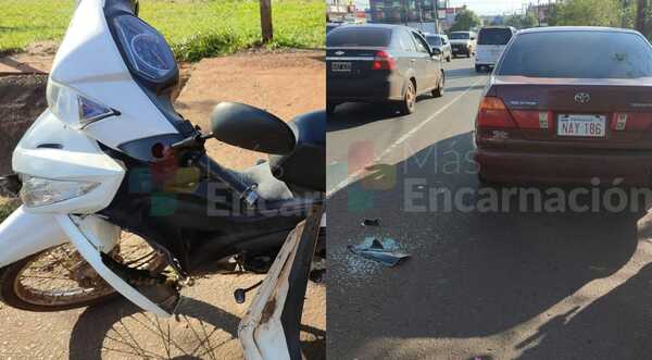 Dos personas heridas en colisión de automóvil y motocicleta sobre la avenida San Roque