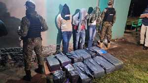 Tres personas detenidas con 250 kilos de marihuana tras allanamiento en Brítez Cué | 1000 Noticias