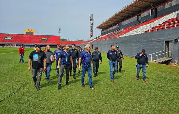 Autoridades deportivas inspeccionan el estadio del 3 de Febrero para el partido Paraguay Vs. Perú - Noticiero Paraguay