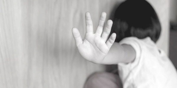 Suspenden inicio de juicio a un hombre por abusar de su nieta