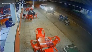 Policía conduce alcoholizado, choca contra motocicleta y huye | 1000 Noticias
