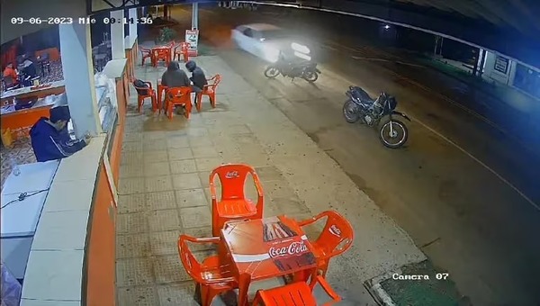 Policía conduce alcoholizado, choca contra motocicleta y huye | 1000 Noticias